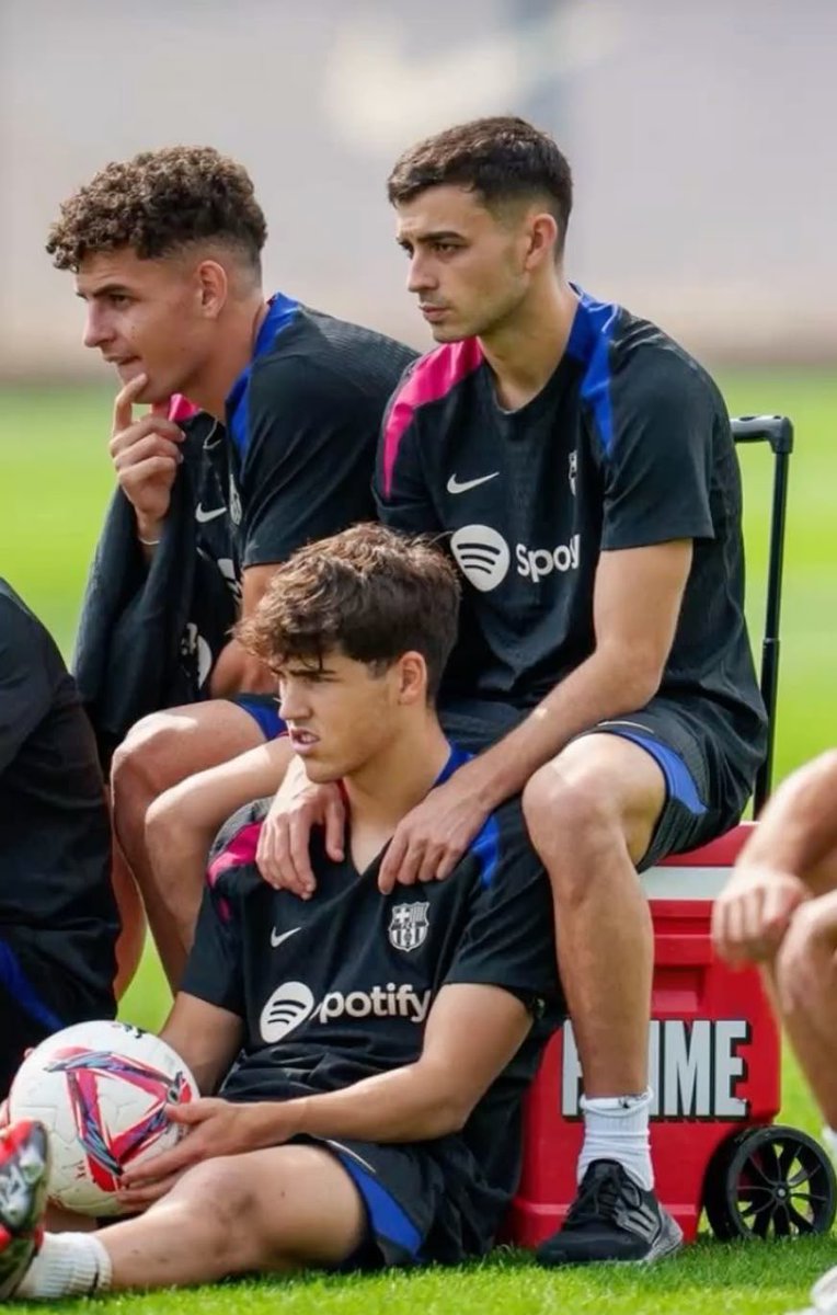 ilovemyboysHL's tweet photo. AU #fedri
donde Pedri tiene que llevar a su hermano al entrenamiento y ve al nuevo entrenador, así que llevarlo empieza a ser rutina
 
o

donde Ferran está cagado por entrenar a un grupo tan mayor y, al ver al hermano mayor de uno, piensa que quizá este trabajo no está tan mal. https://t.co/1MJD8LlRT5