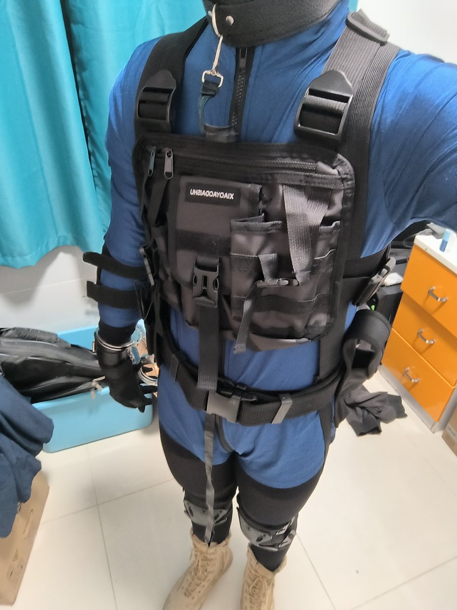 HotwaterMr's tweet photo. 这人上网冲浪买了一堆小道具往身上挂
（感觉很舒服！） https://t.co/SszbrD0d69