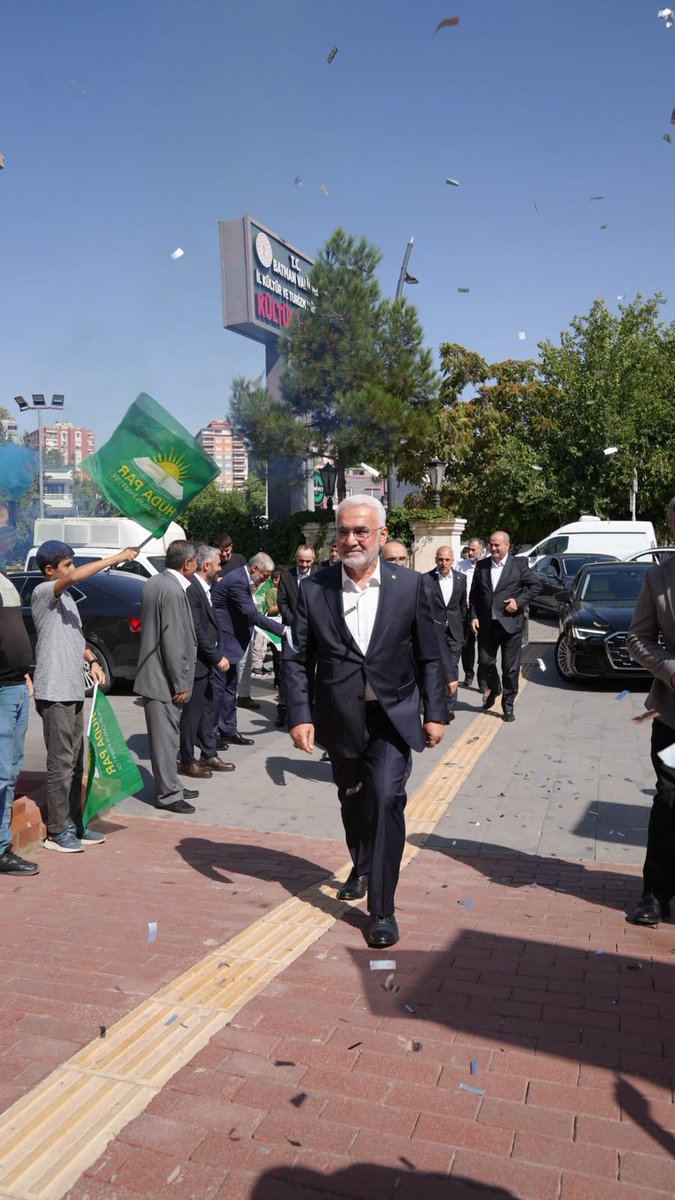 DrHalefYilmaz's tweet photo. Batman il kongremiz hayırlı olsun!
Bayrağı devreden @DavutSahin_72 başkanımıza cehd, gayret ve kıymetli hizmetlerinden dolayı teşekkür ediyorum.

Göreve seçilen @EminDogru başkanımızı tebrik ediyor, Rabbimden hayır yolunda bereket ve muvaffakiyetler dolu bir dönem diliyorum! https://t.co/o7Ocw7ztOD