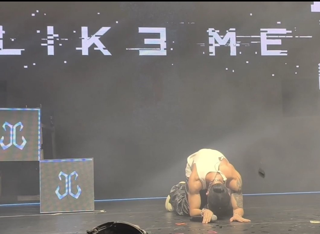 MarikitSB19's tweet photo. No words needed.

A display of genuine humility—this gesture speaks volumes about his heart, and it is the exact reason why we stay. 🥹🤍 

JC GO LIVE
#JCLikeMeShowcase
#JOSHCULLEN @JoshCullen_s https://t.co/Yh4srBSD1G