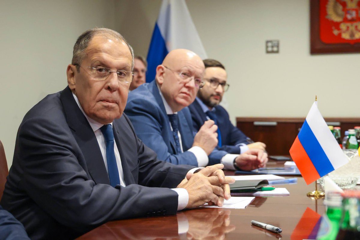 RusBotschaft's tweet photo. 📍Am 26. September traf der russische Außenminister Sergej Lawrow am Rande der 81. UN-Generalversammlung in New York auf Ersuchen der deutschen Seite mit Bundesaußenminister Johann Wadephul zusammen. Im Mittelpunkt des Gesprächs standen die bilateralen Beziehungen sowie die Lage um die Ukraine.

Zu diesen und weiteren Fragen bekräftigte Johann Wadephul die von der deutschen Bundesregierung bereits mehrfach öffentlich dargelegte Position. 

@RusBotschaft