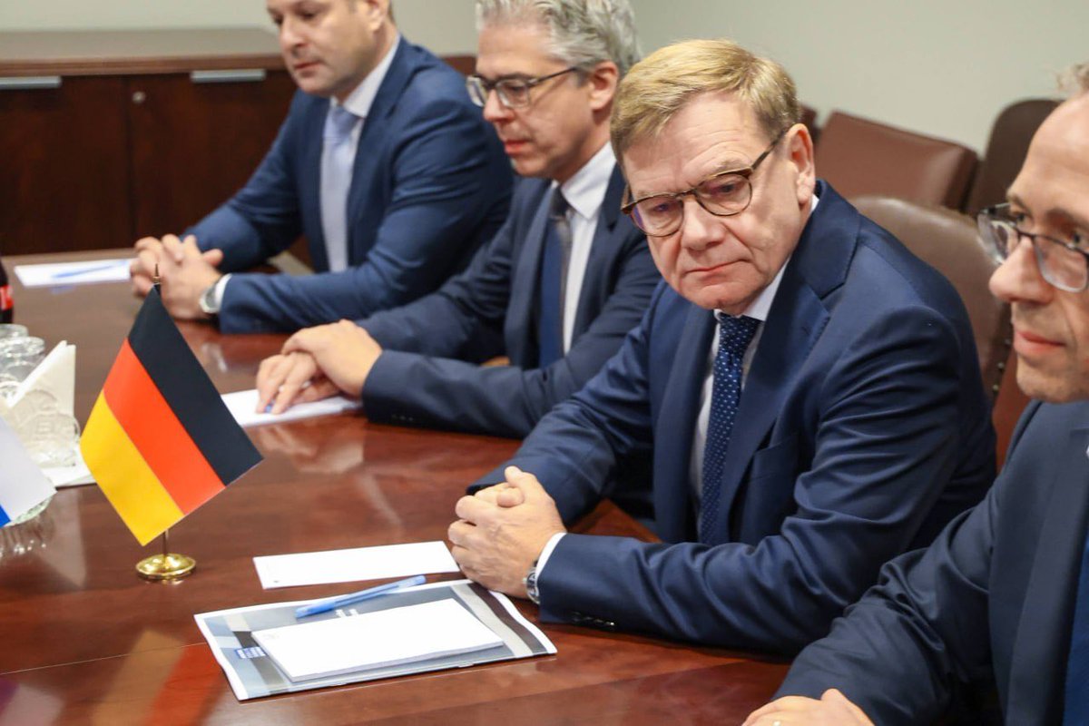 RusBotschaft's tweet photo. 📍Am 26. September traf der russische Außenminister Sergej Lawrow am Rande der 81. UN-Generalversammlung in New York auf Ersuchen der deutschen Seite mit Bundesaußenminister Johann Wadephul zusammen. Im Mittelpunkt des Gesprächs standen die bilateralen Beziehungen sowie die Lage um die Ukraine.

Zu diesen und weiteren Fragen bekräftigte Johann Wadephul die von der deutschen Bundesregierung bereits mehrfach öffentlich dargelegte Position. 

@RusBotschaft