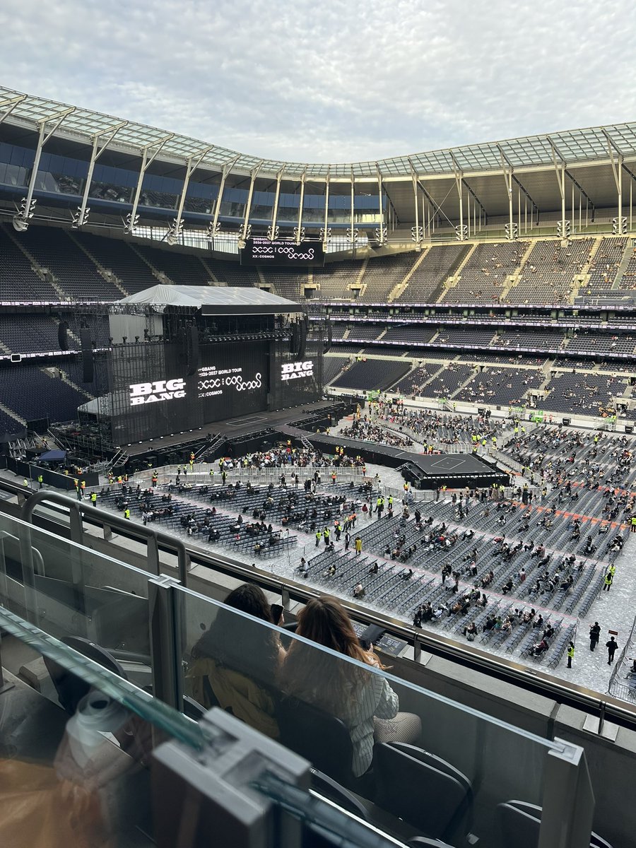 queengyong's tweet photo. BIGBANG IN LONDON LETS GOOOOOO @itsgdbaby https://t.co/wdEPfLLhmZ