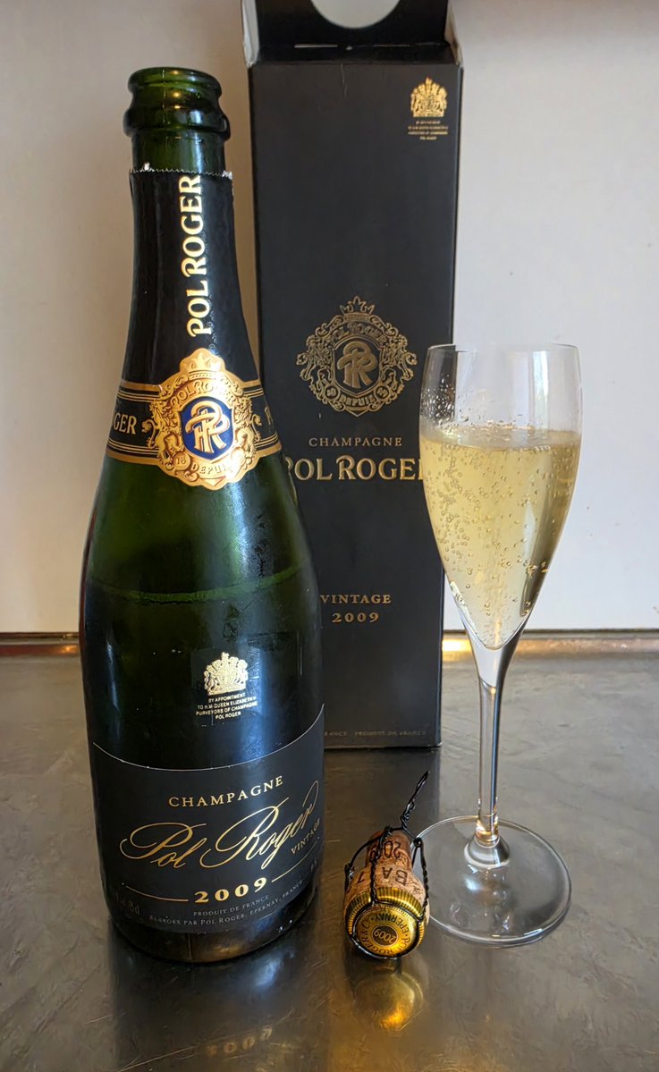 pensionspengar's tweet photo. Det blev en speciell lördagschampagne, Pol Roger 2009. Den fick jag som gåva vid ett besök 2018. Förövrigt enda gången någon har flaggat med 🇸🇪
Heeelt fantastisk med lager på lager i smak och mineralitet.
SB har 2019 för 719 kr, fynd!
#Persvintips
https://t.co/sLEH4vU3Qo https://t.co/wvDJ8rWHLR