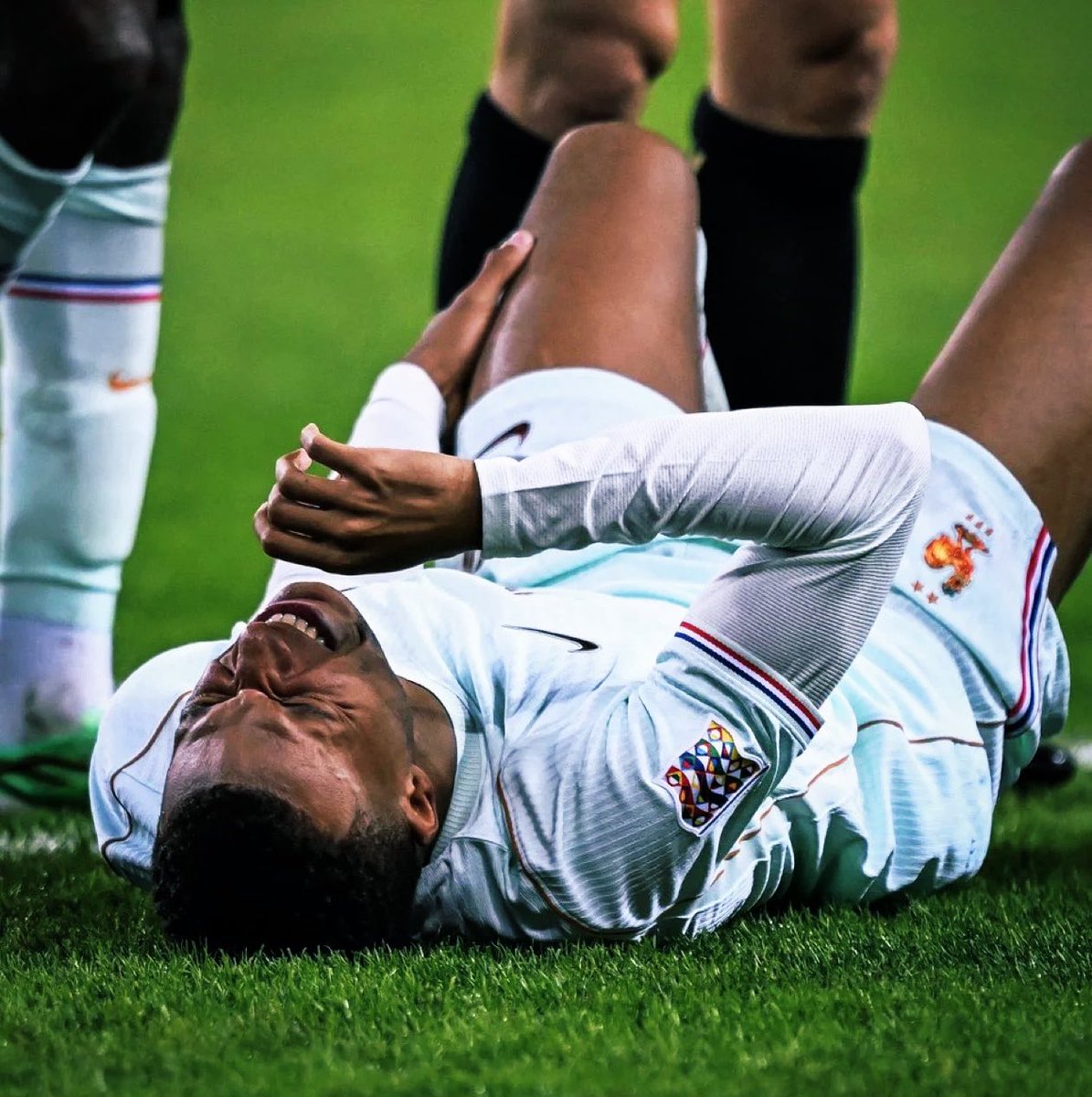 MesBlaugrana's tweet photo. 🚨🚨 MBAPPÉ ABSENT 10 À 15 JOURS !

Selon plusieurs sources, le Français devrait être de retour à temps pour le Clasico du 25 octobre face au Barça. 👀🔥 https://t.co/h67JtHcJnX