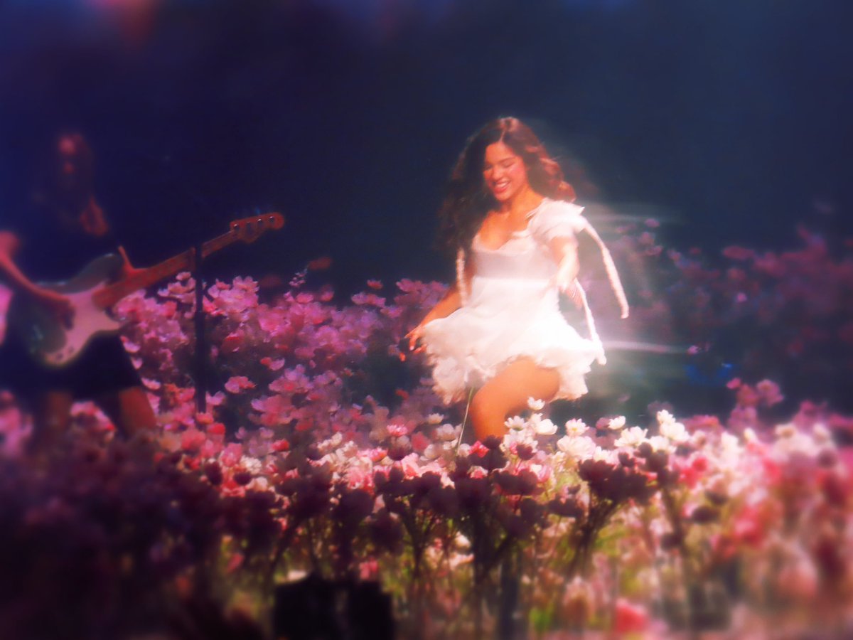 livlafluvguts's tweet photo. Olivia Rodrigo is actually from the heaven

cr: idkallyne https://t.co/MZdsnjx58B