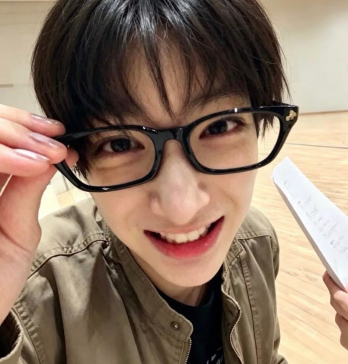 krtsi0_'s tweet photo. 안경 쓰면 귀여움이 두 배! https://t.co/CIosoAE034
