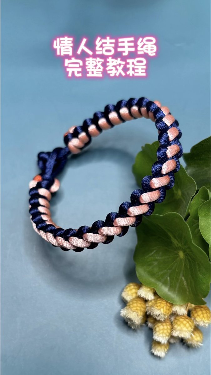 CarySprau's tweet photo. Hoy terminé una pulsera de macramé con hilos de colores, queda genial para regalar a amigos! https://t.co/vp0c8mYdUU