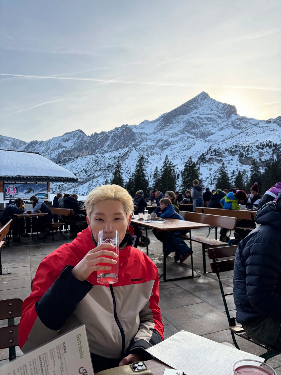 flwrskyo's tweet photo. okay so they were on a date https://t.co/SnU7tkQF2n