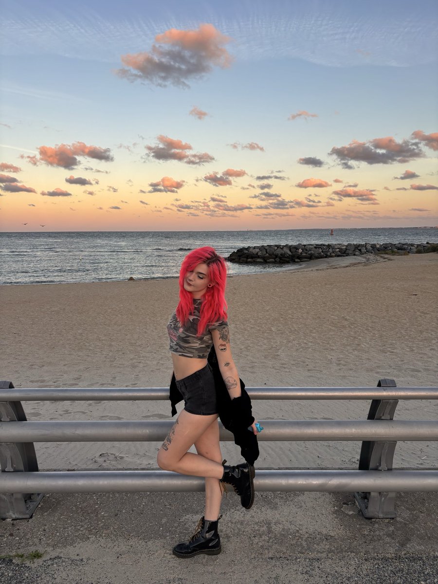 craezy666's tweet photo. always been a beach gal 🏖️ https://t.co/FvvNOKofUn