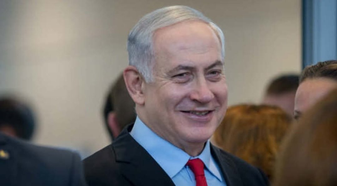 GershonDror's tweet photo. יולנדה יבור :

אתם יכולים לסגור את הלסת ולהחזיר את הזעקה לגרון, אדונים נכבדים. לא באמת הופתעתם. בואו. לא הופתעתם כלל.

"נתניהו בוגד" - אלה לא חדשות.

הוא בגד. הוא בוגד. הוא יבגוד.

בוגד כמו שהוא נושם. בוגד כמו שהוא משקר. בוגד עד טיפת דמנו האחרונה.

ועוד לא ראיתם את קצה-קצהו של קרחון הבגידה.

האיש הזה היה צריך לפגוש את משפט ההיסטוריה יומיים ושליש אחרי הטבח הנורא שהביאו עלינו הזחיחות ותאוות הבצע שלו.

אבל הוא לא הלך.

הוא נשאר.

אנחנו נתנו לו להישאר.

איך קרה, בשם השמים הריקים - איך קרה, אחים ואחיות שלי - ששלוש שנים וחצי אחרי הרעש, ואחרי נהרות הדם ששטפו אותנו מאז, הצורר הזה עדיין לופת אותנו באגרוף ברזל וחורץ גורלות לחיים ולמוות?

איך קורה שחודש וקצת לפני הבחירות הוא מתחזק בסקרים?

מה עוד אתם מחכים לראות?

מה עוד צריך לקרות כדי שתבינו?

מי הניח קורה בין עיניכם? מי השיא אתכם להאמין ששלטון שאתם עצמכם מכנים דיקטטורה פשוט ייפול בקלפי? מי מכר לכם את הפנטזיה המסוכנת שדין ישראל כדין הונגריה? מי שכנע אתכם לקחת הימור מחושב על חיינו?

מי, לעזאזל, מי?

זעקי, ארץ אהובה.