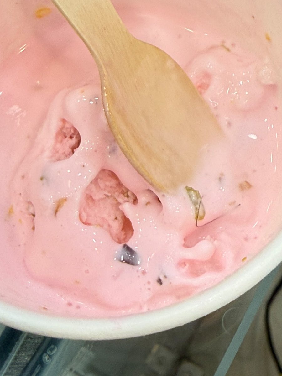 pujasingh135281's tweet photo. @fssaiindia @icecreamvadilal 
I usually never have any issues with Vadilal ice cream but this outlet(southbopal, Ahmedabad) has really poor hygiene and I wouldn't recommend this to anyone. We found three strands of hair in one scoop of ice cream which is just terrible If anyone from management is reading this I strongly recommend you do a hygiene check and maintain it.