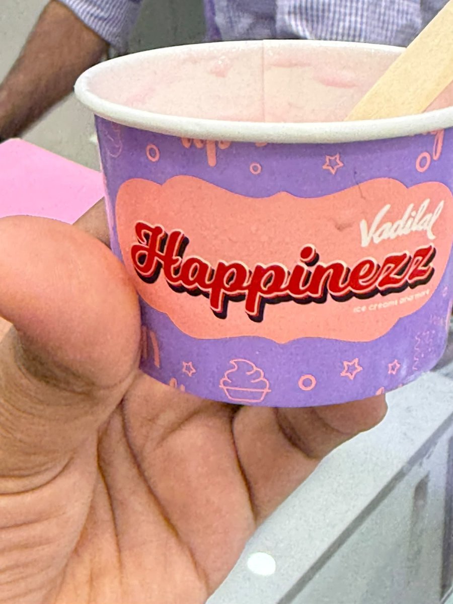 pujasingh135281's tweet photo. @fssaiindia @icecreamvadilal 
I usually never have any issues with Vadilal ice cream but this outlet(southbopal, Ahmedabad) has really poor hygiene and I wouldn't recommend this to anyone. We found three strands of hair in one scoop of ice cream which is just terrible If anyone from management is reading this I strongly recommend you do a hygiene check and maintain it.