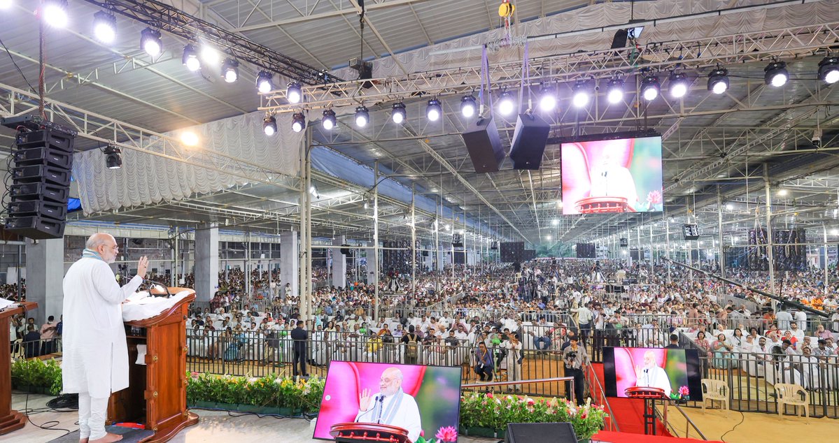 AmitShah's tweet photo. മാതാ അമൃതാനന്ദമയി ജി നമ്മുടെ സംസ്കാരത്തിന്റെ ഉന്നതമായ മൂല്യങ്ങളുടെ പ്രതിരൂപമാണ്. മനുഷ്യസേവനവും, പാവപ്പെട്ടവരുടെ സേവനവും, പരമാത്മാവിനുള്ള സേവനമായി കാണുന്ന മഹത്തായ പാരമ്പര്യമാണ് നമ്മുടെ സംസ്കാരം ഉയർത്തിപ്പിടിക്കുന്നത്. അമ്മയുടെ നിഷ്കാമമായ സ്നേഹം ദശലക്ഷക്കണക്കിന് മനുഷ്യരുടെ ജീവിതത്തിൽ മാറ്റം സൃഷ്ടിച്ച പ്രകാശകിരണമാണ്. അമ്മയുടെ ജ്ഞാനം മനുഷ്യരാശിക്ക് കാരുണ്യത്തിന്റെയും, സേവനത്തിന്റെയും പാത കാണിച്ചുതരുന്നു.

അമ്മയുടെ 73-ാം ജന്മവാർഷികത്തോടനുബന്ധിച്ച്, മഹത്തായ ആത്മീയ നേതാവിനോടുള്ള ആദരവും, കൃതജ്ഞതയും അർപ്പിക്കുന്നതിനായി കൊല്ലത്ത് സംഘടിപ്പിച്ച ‘വിശ്വ സേവാ ദിനം’, ‘അമൃത് കീർത്തി പുരസ്കാരം’ എന്നീ പരിപാടികളിൽ പങ്കെടുത്തു.