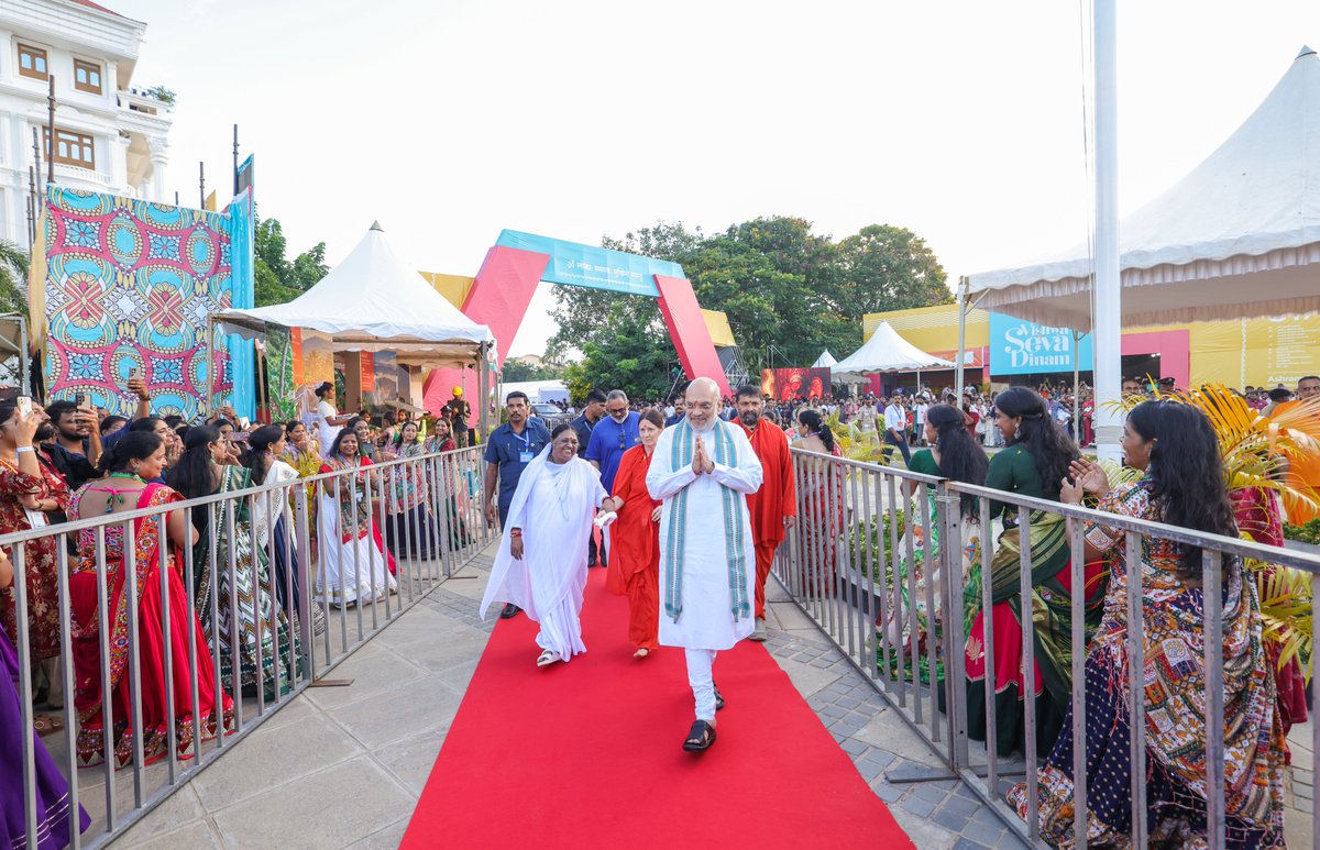 AmitShah's tweet photo. മാതാ അമൃതാനന്ദമയി ജി നമ്മുടെ സംസ്കാരത്തിന്റെ ഉന്നതമായ മൂല്യങ്ങളുടെ പ്രതിരൂപമാണ്. മനുഷ്യസേവനവും, പാവപ്പെട്ടവരുടെ സേവനവും, പരമാത്മാവിനുള്ള സേവനമായി കാണുന്ന മഹത്തായ പാരമ്പര്യമാണ് നമ്മുടെ സംസ്കാരം ഉയർത്തിപ്പിടിക്കുന്നത്. അമ്മയുടെ നിഷ്കാമമായ സ്നേഹം ദശലക്ഷക്കണക്കിന് മനുഷ്യരുടെ ജീവിതത്തിൽ മാറ്റം സൃഷ്ടിച്ച പ്രകാശകിരണമാണ്. അമ്മയുടെ ജ്ഞാനം മനുഷ്യരാശിക്ക് കാരുണ്യത്തിന്റെയും, സേവനത്തിന്റെയും പാത കാണിച്ചുതരുന്നു.

അമ്മയുടെ 73-ാം ജന്മവാർഷികത്തോടനുബന്ധിച്ച്, മഹത്തായ ആത്മീയ നേതാവിനോടുള്ള ആദരവും, കൃതജ്ഞതയും അർപ്പിക്കുന്നതിനായി കൊല്ലത്ത് സംഘടിപ്പിച്ച ‘വിശ്വ സേവാ ദിനം’, ‘അമൃത് കീർത്തി പുരസ്കാരം’ എന്നീ പരിപാടികളിൽ പങ്കെടുത്തു.