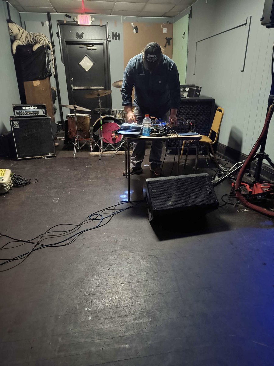 musicendshere's tweet photo. Performance art https://t.co/xHyjQpkRlk