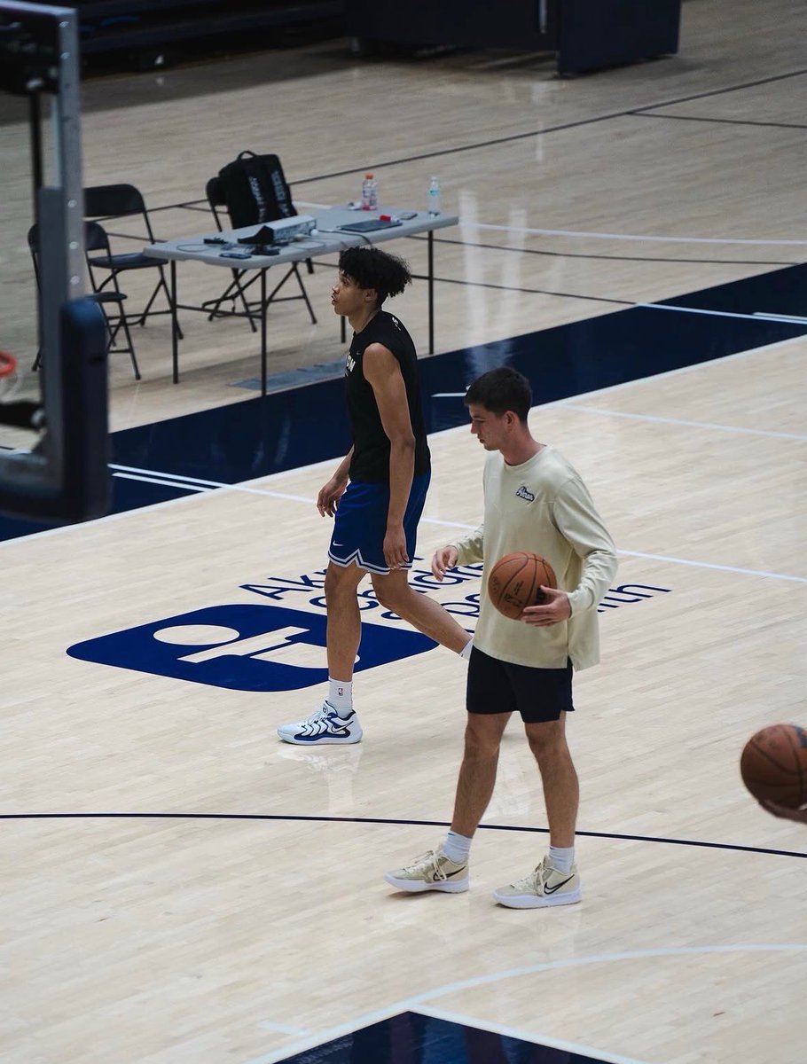 ZipsMBB's tweet photo. Happy Birthday @DevanMo_ 🎉🎂💯

#GoZips🦘 https://t.co/EsFQhbH1sS
