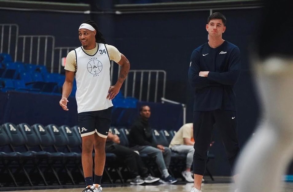 ZipsMBB's tweet photo. Happy Birthday @DevanMo_ 🎉🎂💯

#GoZips🦘 https://t.co/EsFQhbH1sS