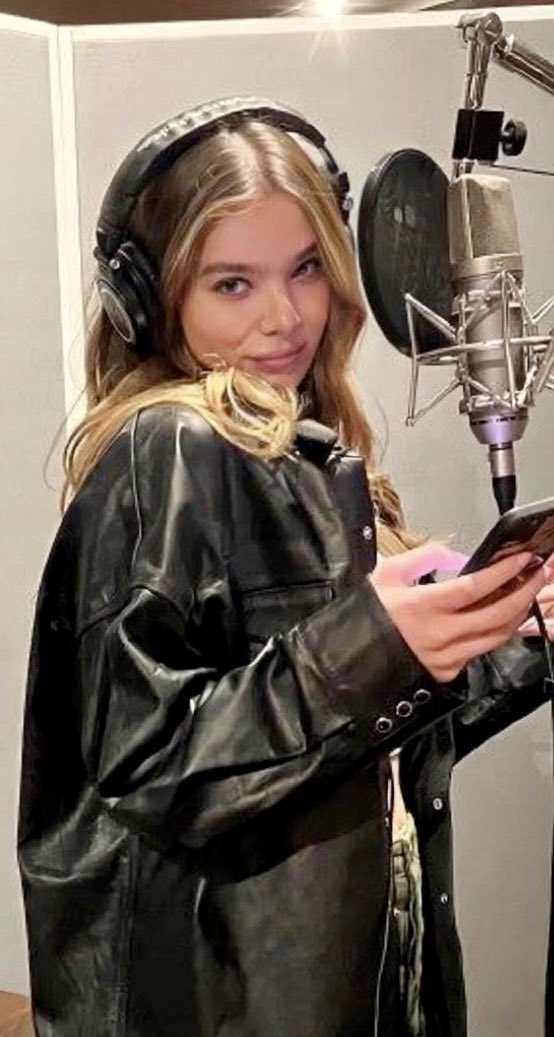 mhaileeaf's tweet photo. Hailee Steinfeld is an actress, a singer, a writer, and a mother. There is no MAN who can question who she is, nor criticize how she lives her life. https://t.co/FFMCJowlAa