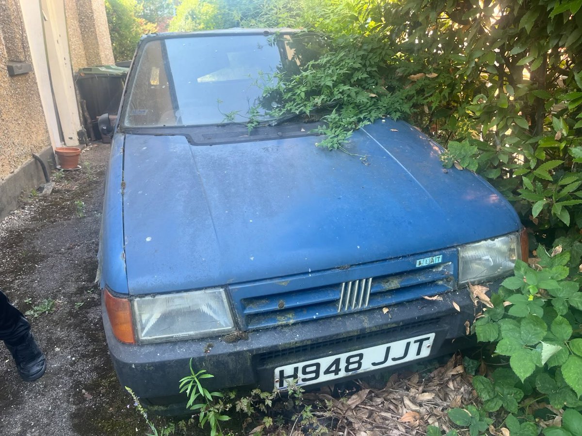VickyRidgeya4y's tweet photo. Beyond saving. Usually, parked cars can be restored with enough time and effort, but this Uno is past that point. The shell is detaching from other components. Despite sitting less time than the Yugo in front, it has deteriorated far worse. 70, 705 https://t.co/iL1bqQA2jN