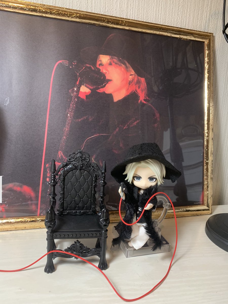 monparimonpari's tweet photo. 秋の夜長に🪡
女優帽出来た❤︎

Seriaの玉座も魔改造中…
あとは羽を作るのみ

マイクスタンドも製作中〜

1番大変なのは
服だな…🤔

絶対に作り上げるぞ❤︎
#HYDEねんどろ
#HYDE
#HYDEJEKYLL https://t.co/mWomA66pov