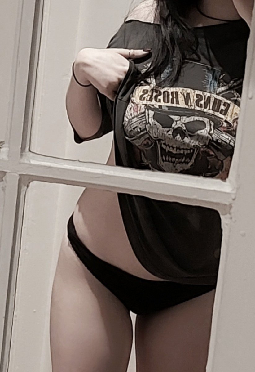 vamp_sized_bite's tweet photo. finally home. which movie should I watch? 🖤
#nsfwtwt https://t.co/UpApG7oO3V