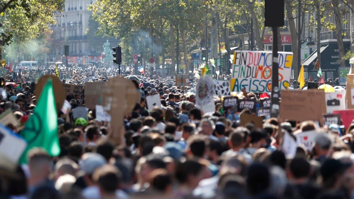 Prim_fr's tweet photo. 🚨 UN AUTOMOBILISTE FONCE SUR LA MARCHE POUR LE CLIMAT
Clermont-Ferrand : 37 ans, positif aux stupéfiants, « a voulu forcer le passage ». 4 blessés légers, une garde à vue. Eux demandaient un plan climat.
Explications. 🧵
#Actualités #Climat #ClermontFerrand
📷 BFMTV https://t.co/xObVz23Um6