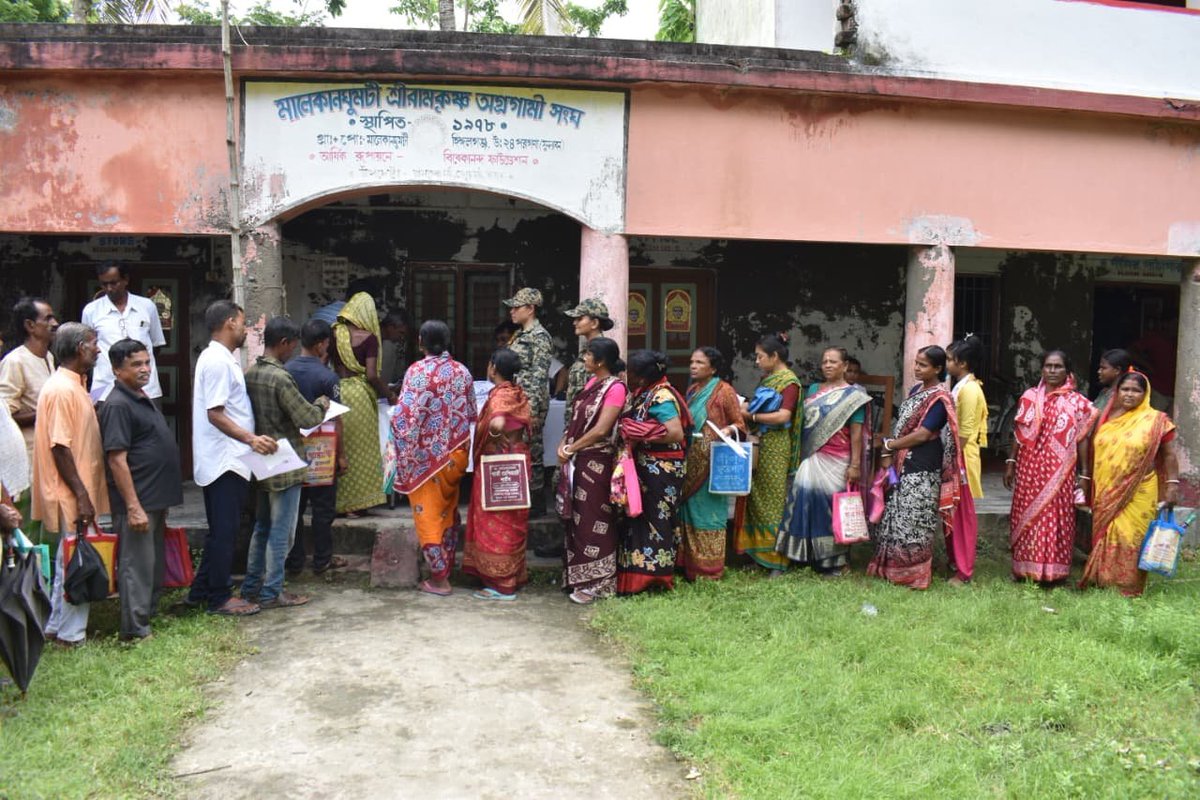 Somya_BSF's tweet photo. BSF continues its community outreach through the Civic Action Programme. A Free Medical Camp was organized at Malekangumti, providing consultation and medicines to patients. The initiative was warmly welcomed by the border population.
 #BSF #FreeMedicalCamp #Hunkkaar https://t.co/4Zer78N4cc