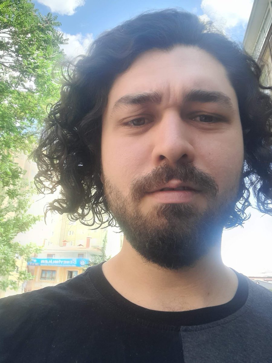 bernaozgull's tweet photo. Fotoğrafta gördüğünüz kişi abim Samet Özgül. 

Gazi Üniversitesi öğrencisi ve motokurye olarak çalışan abim Samet, Ankara’da trafikte uyardığı 3 kişi tarafından darp edilip canice boğazından bıçaklanarak katledildi. 

Sabıkalarında uyuşturucu dahil 20 ayrı suç olan 2 kişi serbest bırakıldı. 19 yaşındaki katilin ise 'pişmanım' sözüyle müebbet hapis cezası 25 yıla indirildi. Dava dosyamız hala Yargıtay’da! 

Samet için ses verin, adalet yerini bulsun!

@adalet_bakanlik @TCYargitay 

#SametÖzgülİçinAdalet