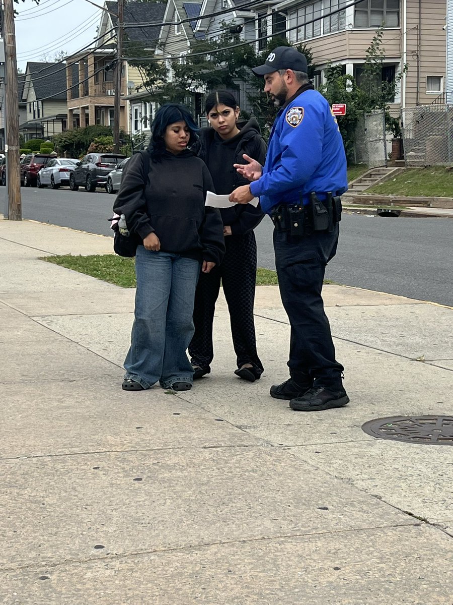 NYPD121Pct's tweet photo. Yesterday, your officers were informing students of Port Richmond High School the safety measures to take to protect their personal belongings &amp; reminding those to be aware of ALL surroundings 

Remember ⬇️⬇️⬇️

Check your surroundings 👀
Safe guard your property 🔒
Be alert 🚨 https://t.co/0yCbhxMmEU