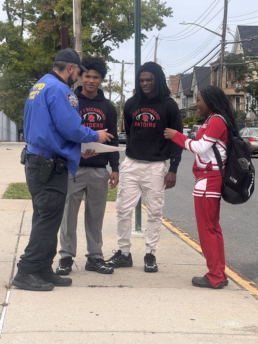 NYPD121Pct's tweet photo. Yesterday, your officers were informing students of Port Richmond High School the safety measures to take to protect their personal belongings &amp; reminding those to be aware of ALL surroundings 

Remember ⬇️⬇️⬇️

Check your surroundings 👀
Safe guard your property 🔒
Be alert 🚨 https://t.co/0yCbhxMmEU