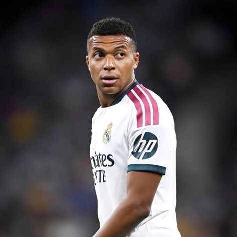 TouchlineX's tweet photo. 🚨 𝗕𝗥𝗘𝗔𝗞𝗜𝗡𝗚: Bad news for Barça fans and good news for Real Madrid fans as Kylian Mbappé will be 100% available for El Clásico! ✅ https://t.co/Z8hZKMxBYe
