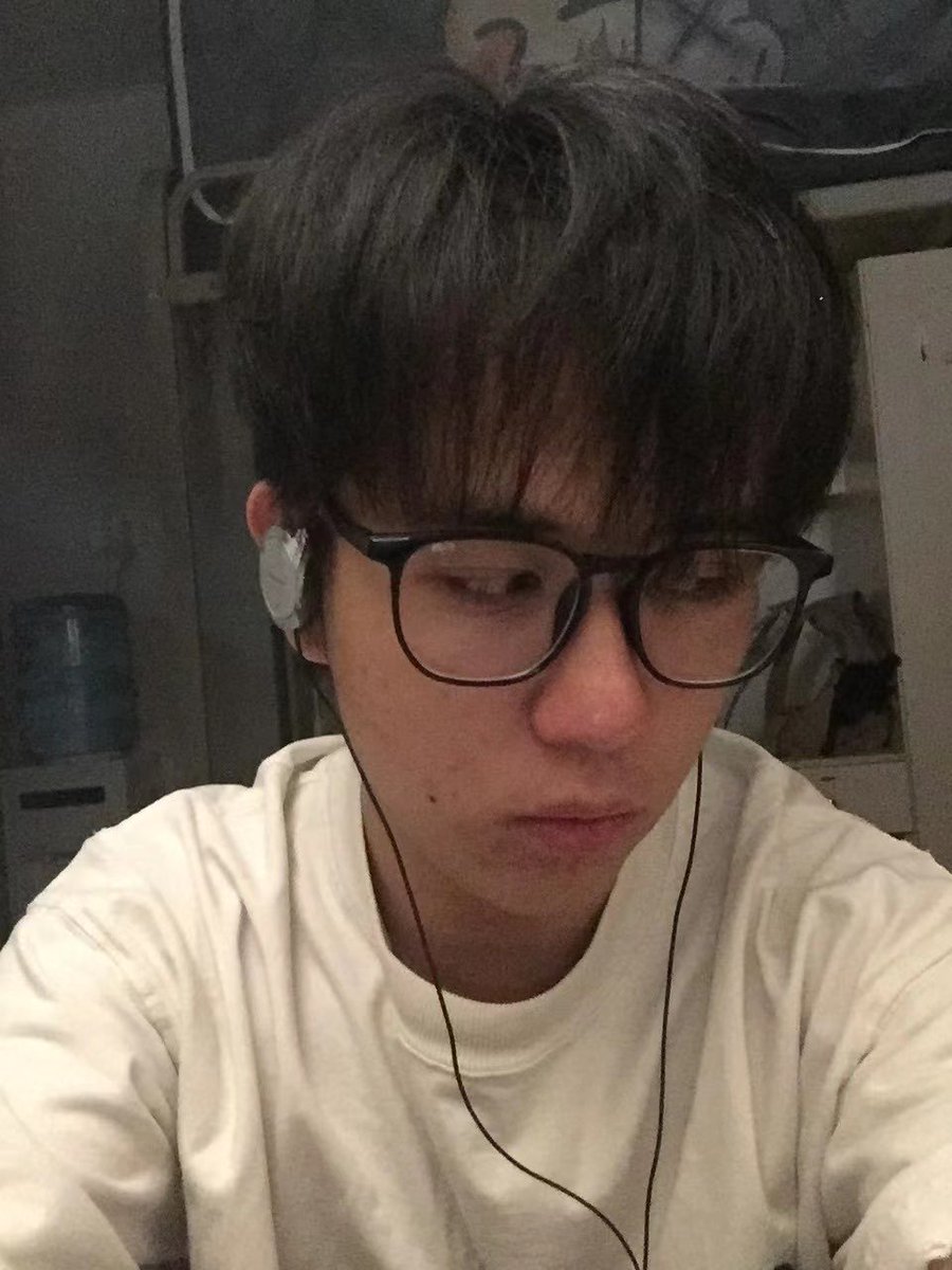 ThenD1snavy's tweet photo. 每天在学校过皇帝生活，好舒服呀 https://t.co/WQierz1TY8