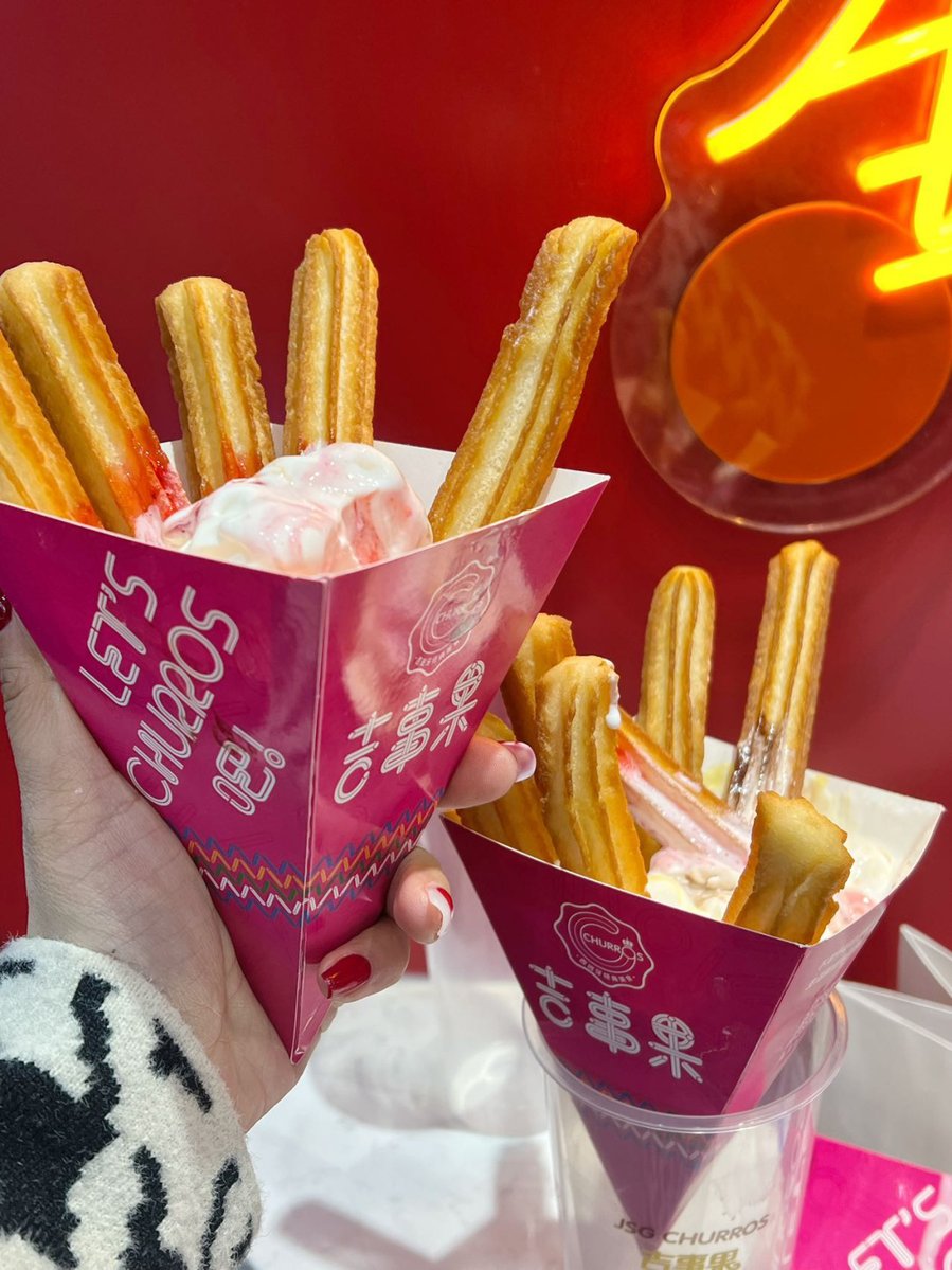 JacklynBitzel's tweet photo. Churros crujientes con chocolate caliente! El mejor snack para una tarde soleada en la calle. https://t.co/oZjbP7maQt