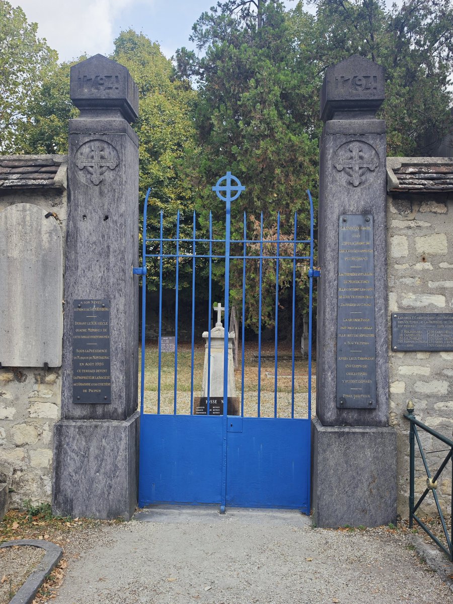 FrdricCostes's tweet photo. ***Fosses de la Révolution***
Derrière la chapelle Picpus et son cimetière, les depouilles de plus de 1300 victimes décapitées sur la place du "Trône renversé" pendant la Grande Terreur de 1794 ont été ensevelies dans deux fosses. S'y trouvent notamment Richard Mique et son fils. https://t.co/9Ujmo0UAax