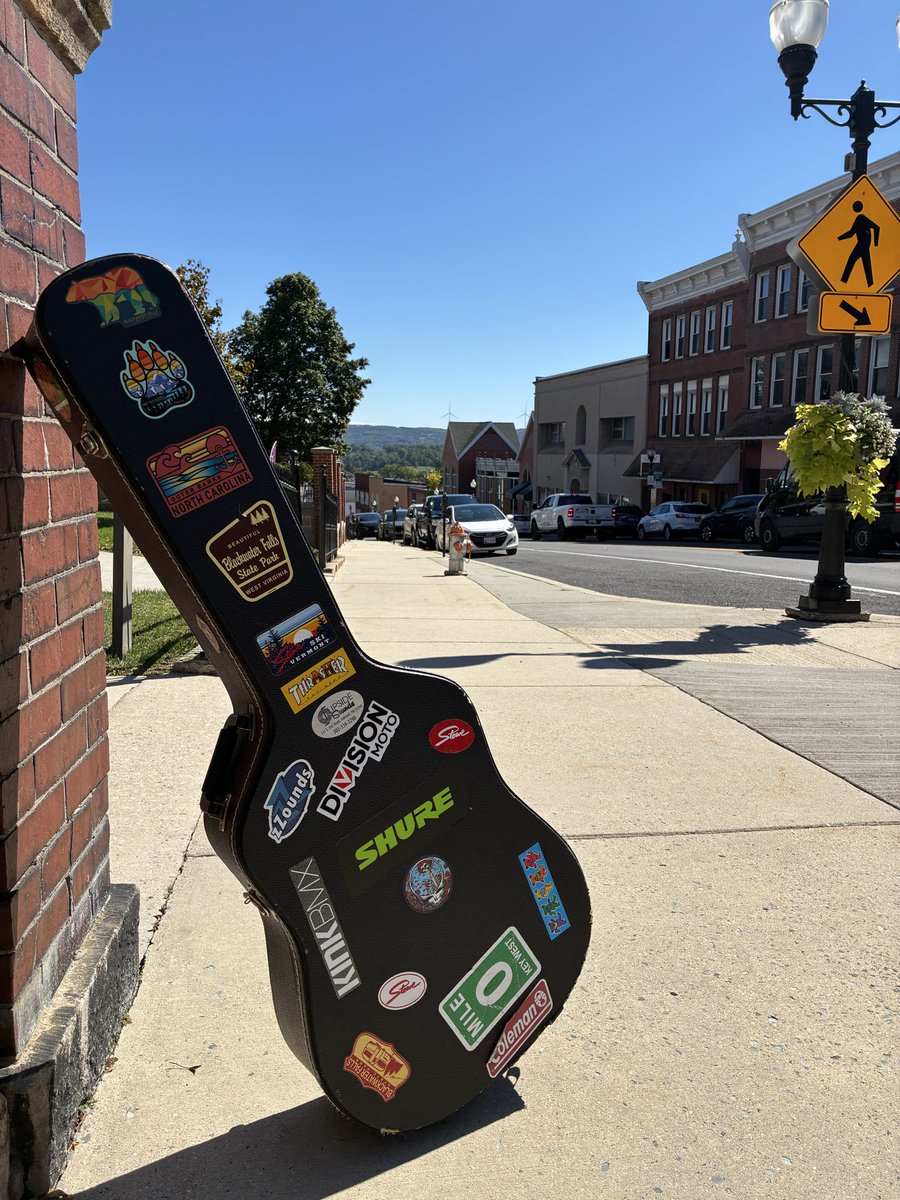 jack_jackharvey's tweet photo. 🎵🎸🎶🏝️🎸🎤🎵🎶

Busking in beautifulFrostburg Maryland!!
Enjoy this lovely day!! https://t.co/OoK6UzBqvJ
