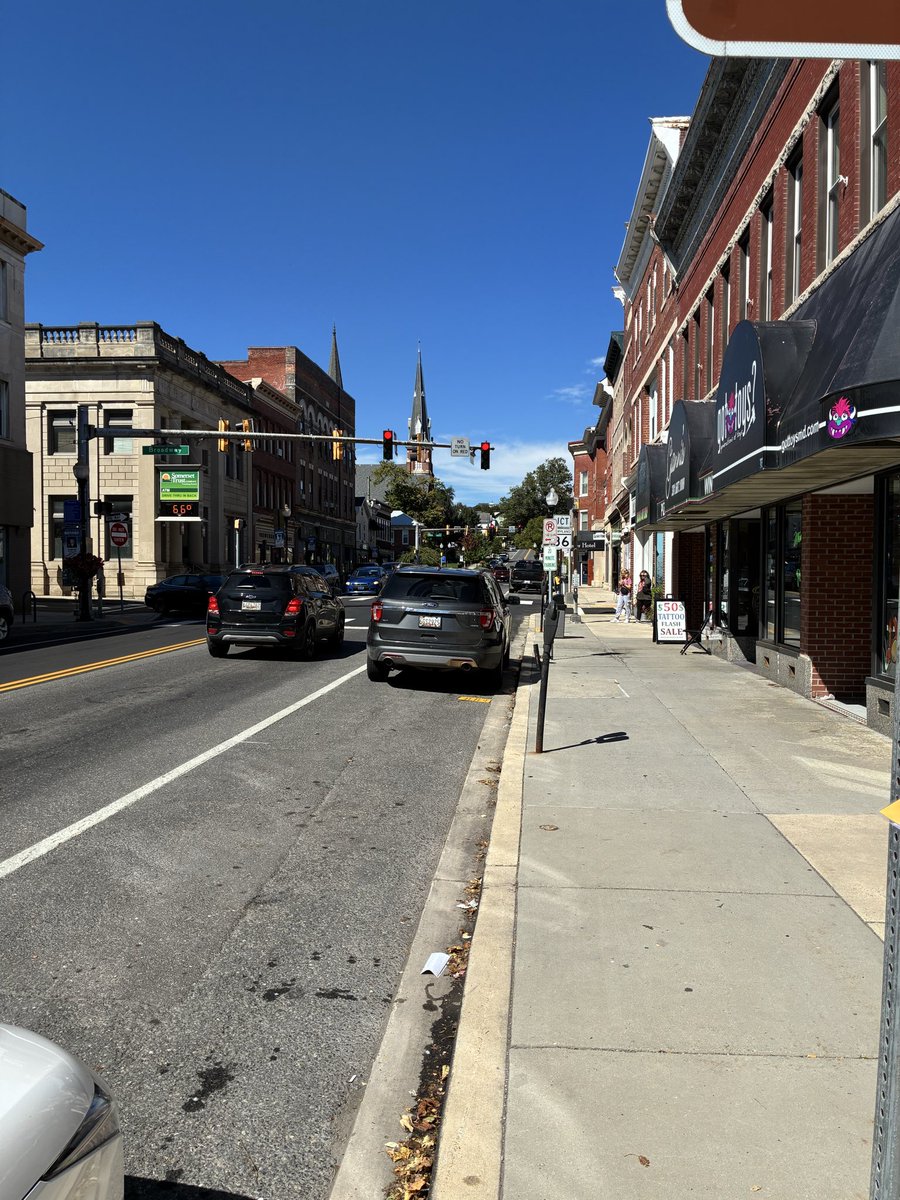 jack_jackharvey's tweet photo. 🎵🎸🎶🏝️🎸🎤🎵🎶

Busking in beautifulFrostburg Maryland!!
Enjoy this lovely day!! https://t.co/OoK6UzBqvJ