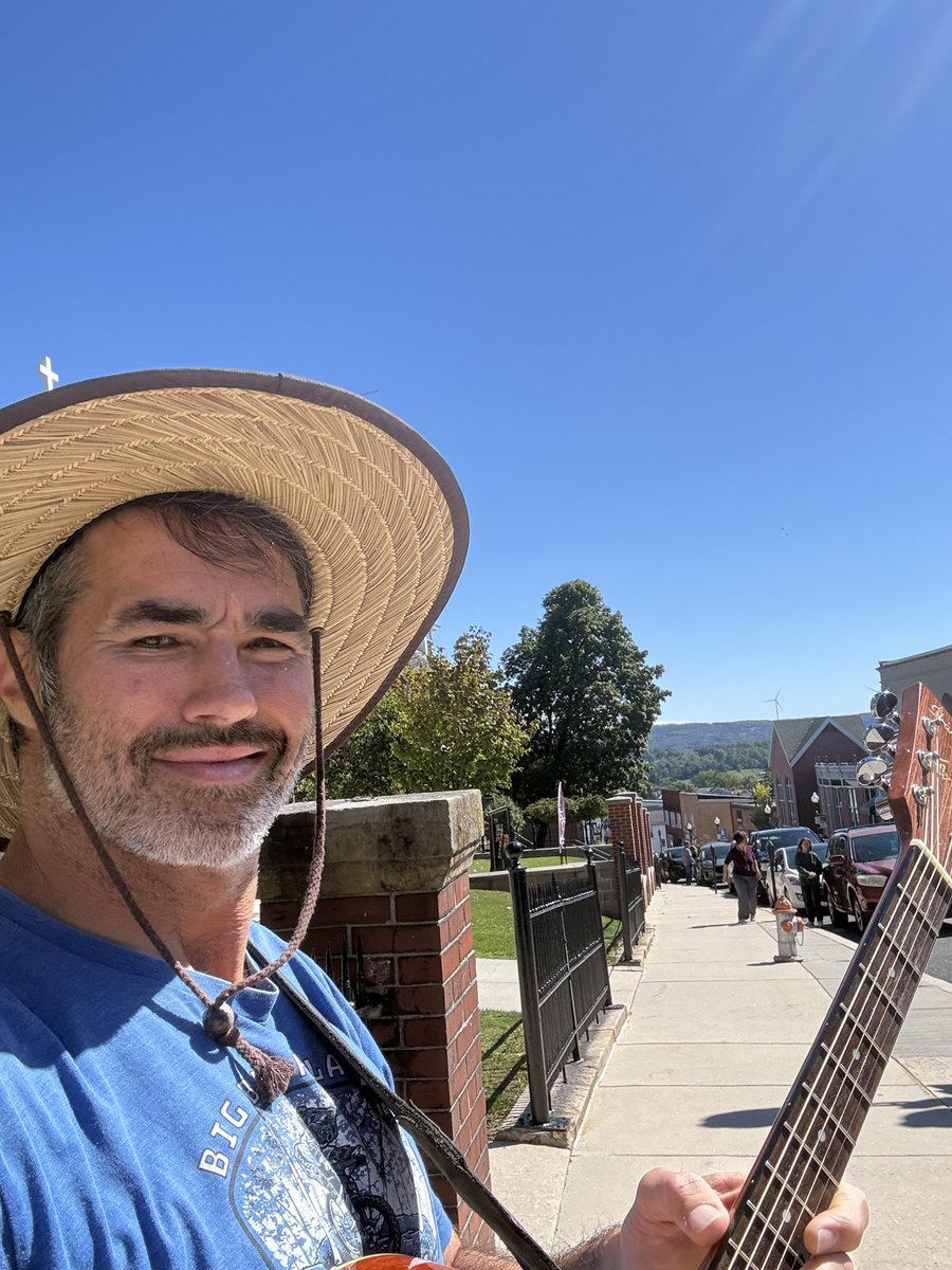 jack_jackharvey's tweet photo. 🎵🎸🎶🏝️🎸🎤🎵🎶

Busking in beautifulFrostburg Maryland!!
Enjoy this lovely day!! https://t.co/OoK6UzBqvJ