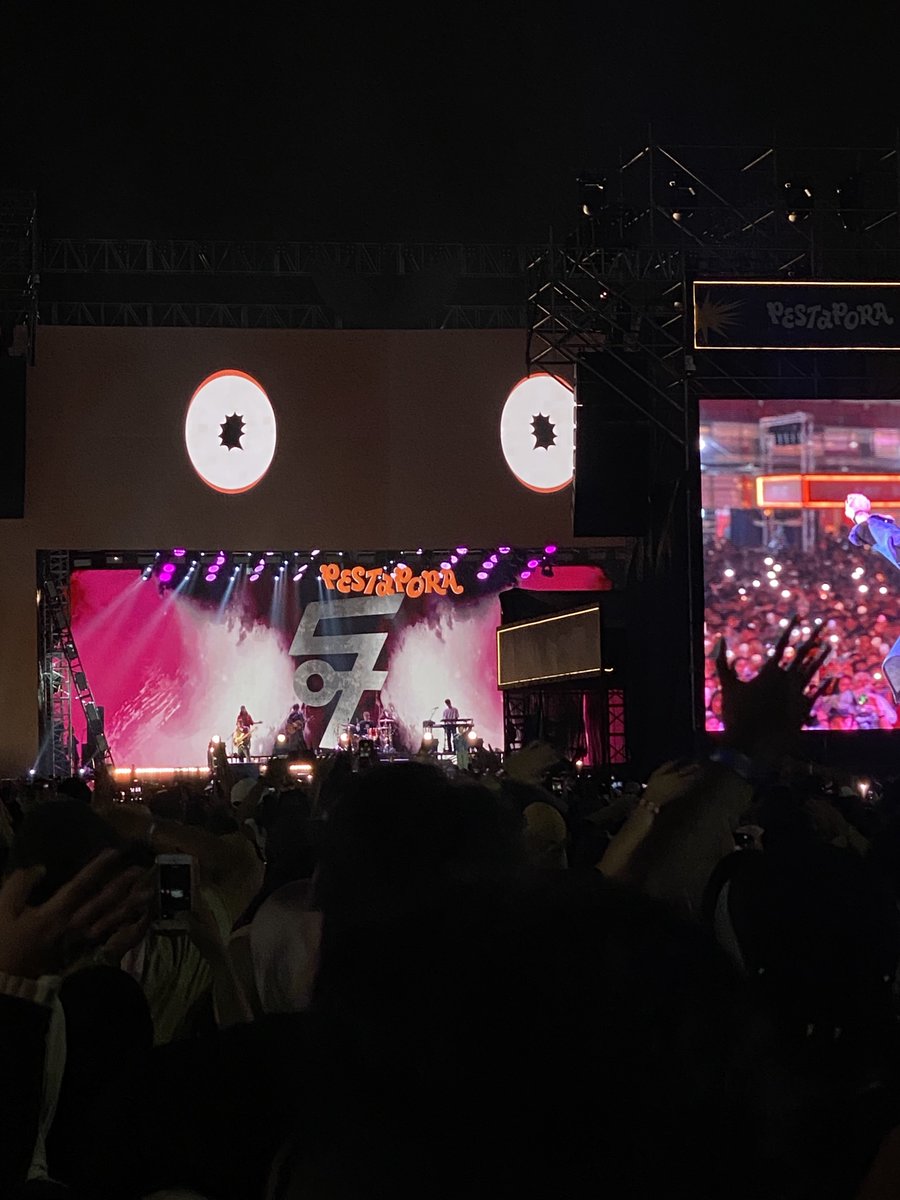 pilownii's tweet photo. Dateng ke pestapora tahun ini buat liat my fav band sheila on 7🥰 So happyyy terakhir liat perform nya tuh 2018 pas masih kuliah😁 https://t.co/tnGtkln1AX
