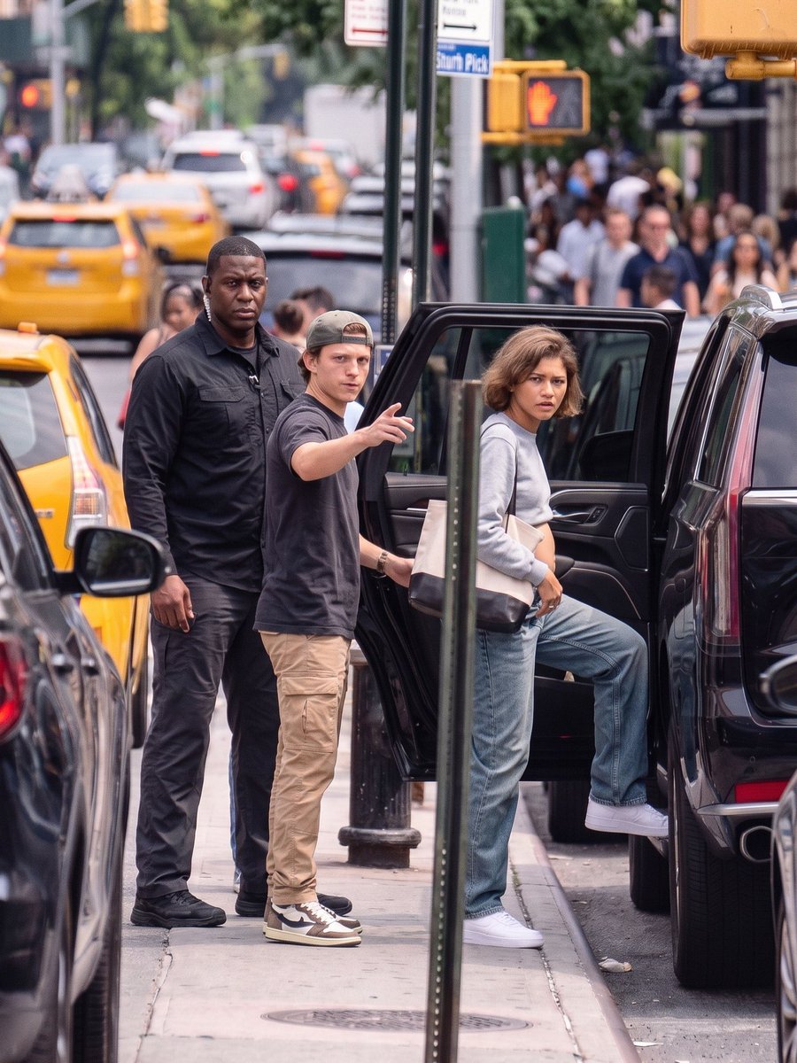 viralorbit07's tweet photo. Zendaya and Tom Holland spotted strolling through New York 👀❤️ That apparent baby bump on Zendaya has fans buzzing… 🥹🍼

Looks like Spiderman and MJ might soon have a little sidekick of their own. 🕷️👶❤️ https://t.co/933oKWTXqW