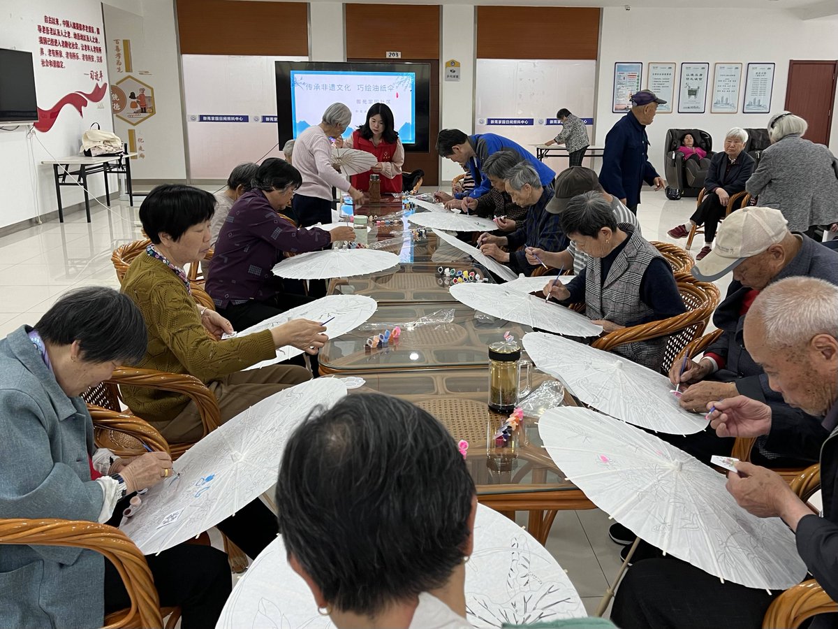 Jenkins6jcm's tweet photo. Ven al taller de manualidades comunitarias este sábado en la plaza principal! Trae tus materiales, compartiremos risas y creaciones juntxs — todos son bienvenidos, sin importar la edad. https://t.co/5FxyulUkN2