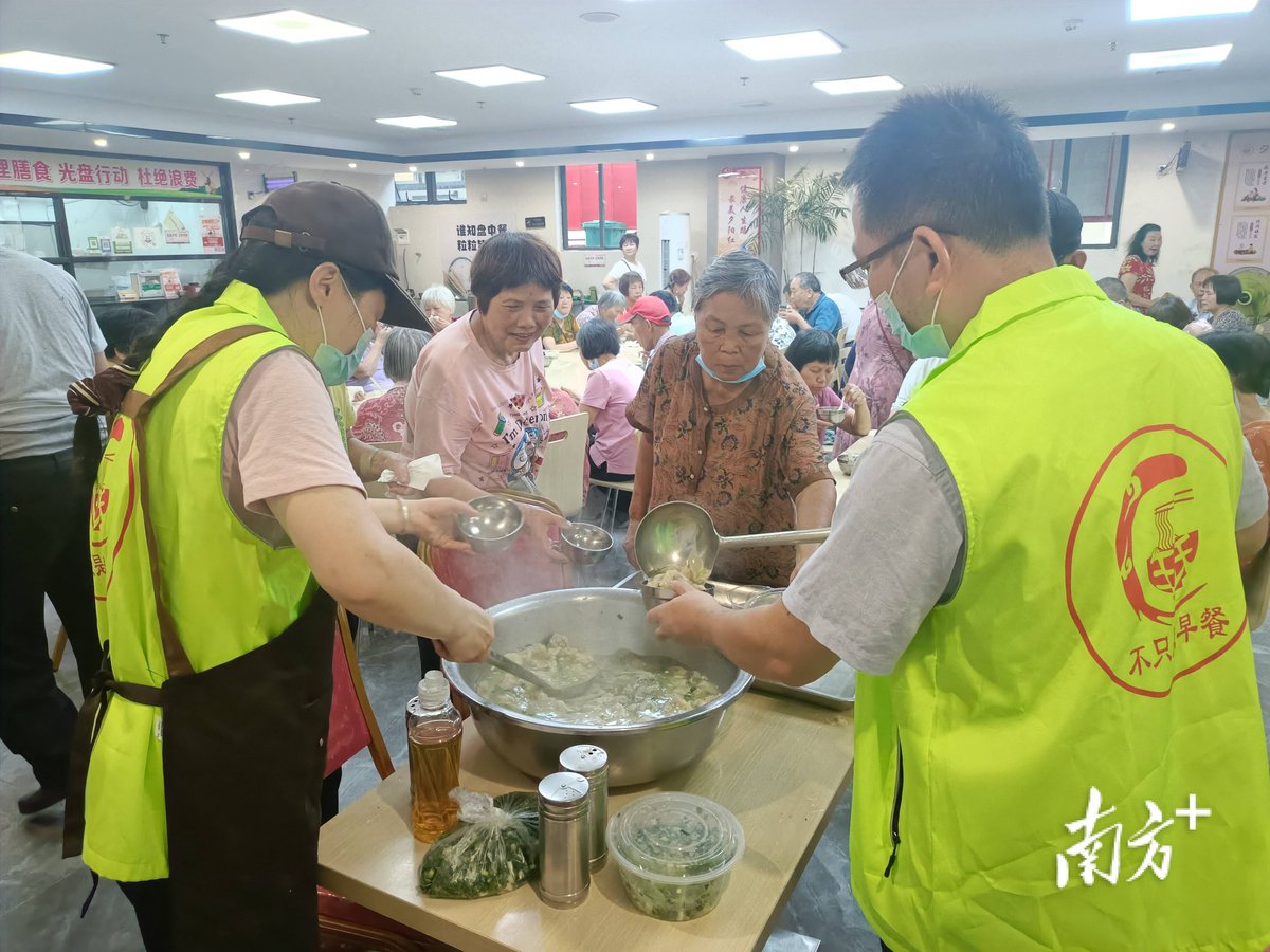 JanuaryBsno's tweet photo. Hoy ayudé en el comedor comunitario para vecinos mayores. Distribuí comida, conversé con ellos y sentí una felicidad enorme por hacer algo útil. https://t.co/08T4UlZF5W