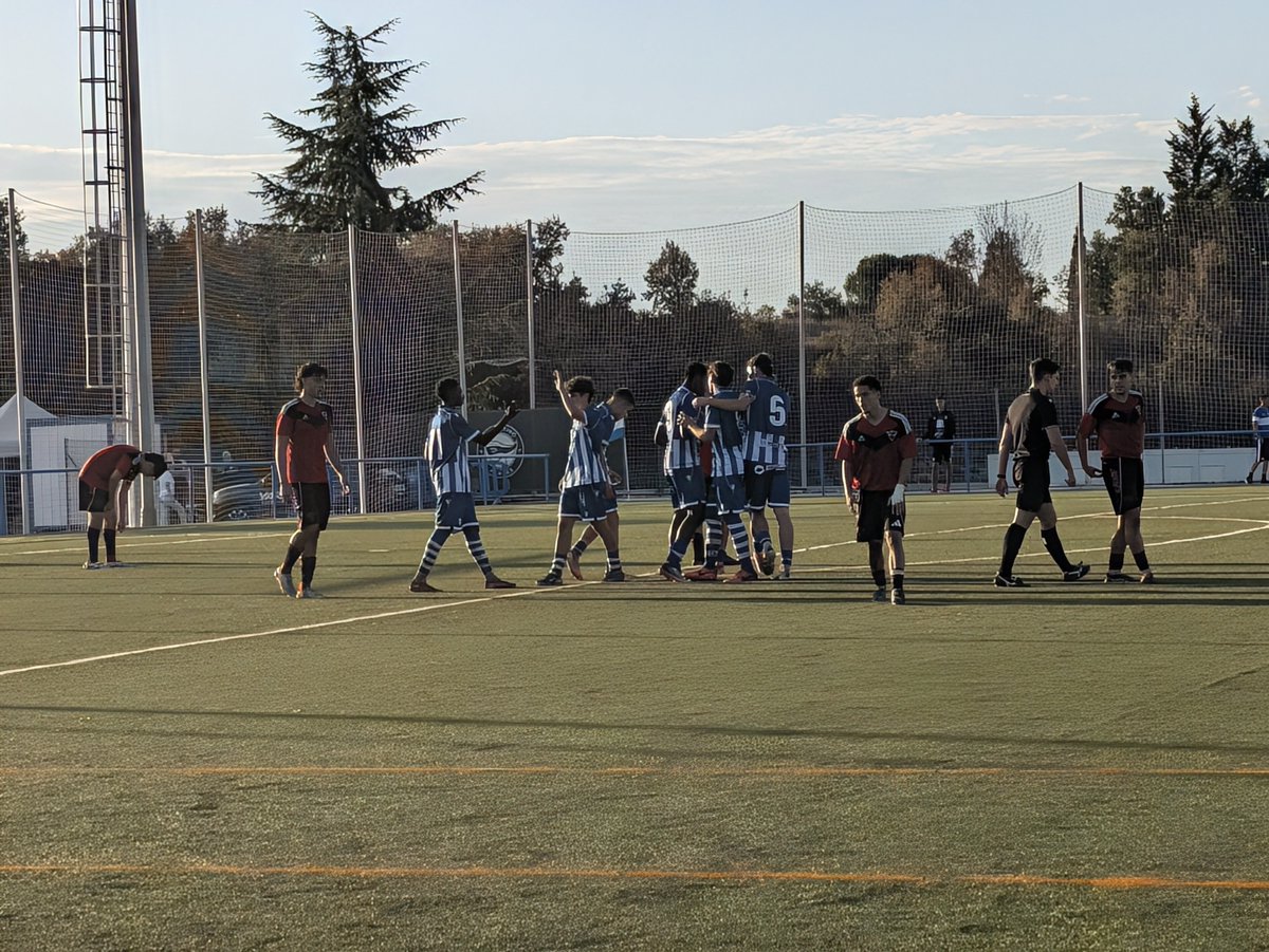 canteraalaves's tweet photo. Gooooool de Uzorma 

Llega el primero un min después de tener un larguero

Lo venía merendando el equipo 

Juvenil b 1-0 Romo https://t.co/GKhYh0cvWe