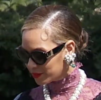 angelmat0568's tweet photo. @Barbxbarbie1 @beyzhive I mean use the real one cus this is the fake one https://t.co/Az0L5X3UPc