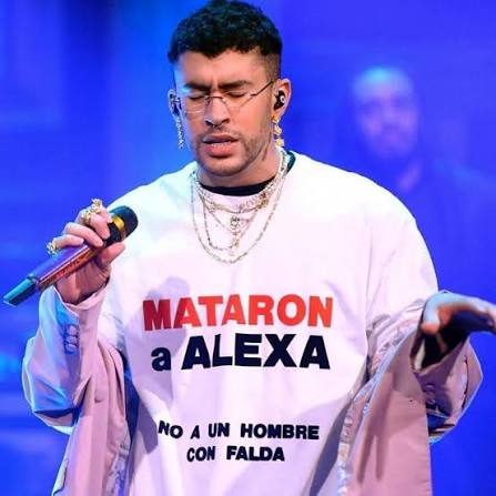 BerIn_Diaz's tweet photo. Esto me hizo recordar el hecho de que Bad Bunny desde hace rato lleva denunciando los feminicidios

En una presentación salió con una camisa con el nombre de una chica trans que fue asesinada

Y sacó una canción entera que denunciaba el feminicidio de otra chica llamada Andrea https://t.co/NLQZEwJsmW