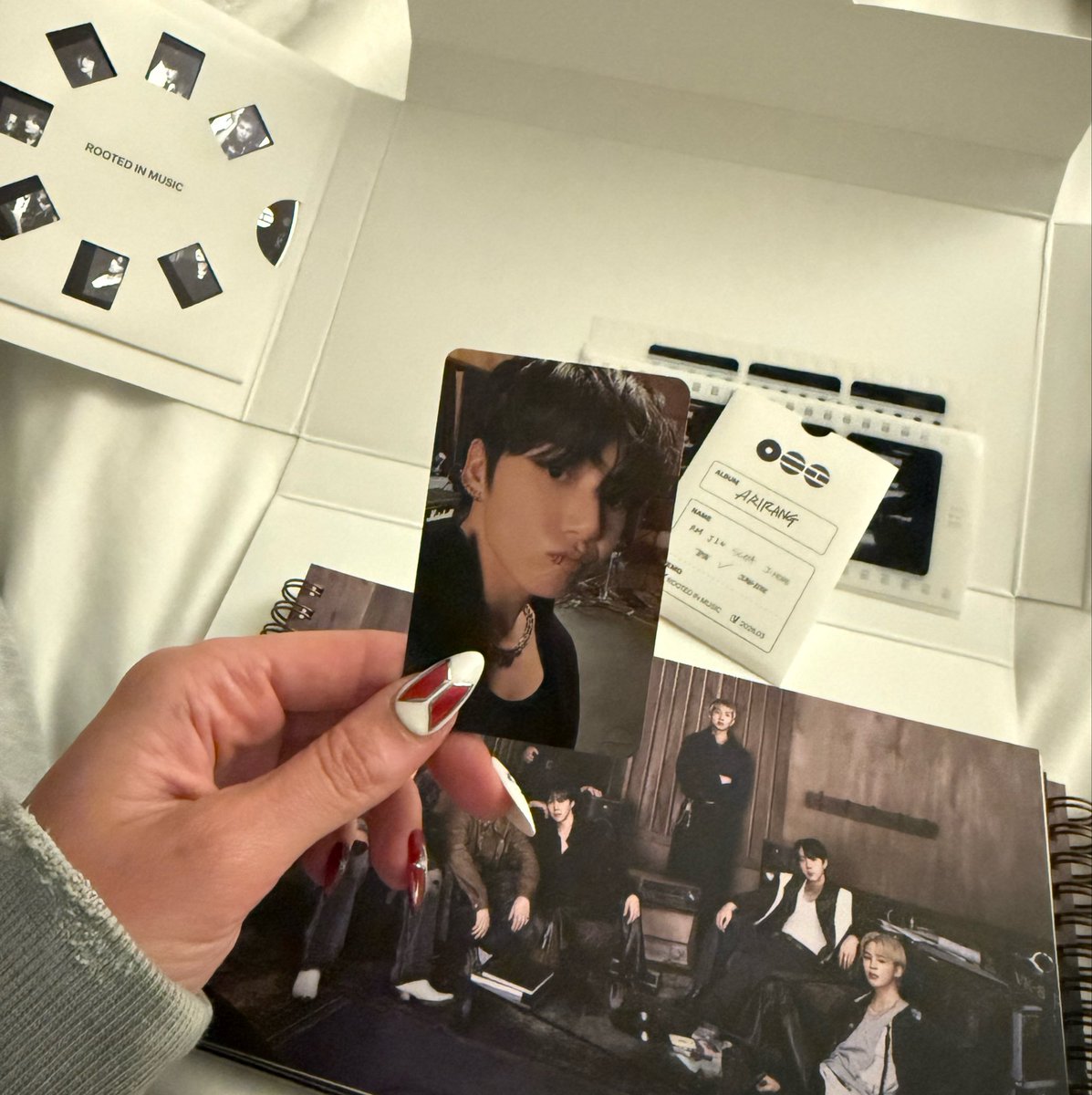 rmhoseoks's tweet photo. ⭑⚝˚˖ looking for moots 𓍢ִ✦ ‧ ₊ ˚✧

➵ not new to army twt , just newer acc

➵ army since 2019 

➵ ot7, namjoon biased 

➵ saw bts la d3 

ifb ! let’s be friends !!  ⸌☻ັ⸍꙳ 

** bonus photo of one of my fav pcs i own 

#armytwt #moothunt https://t.co/2tW83mi5YM