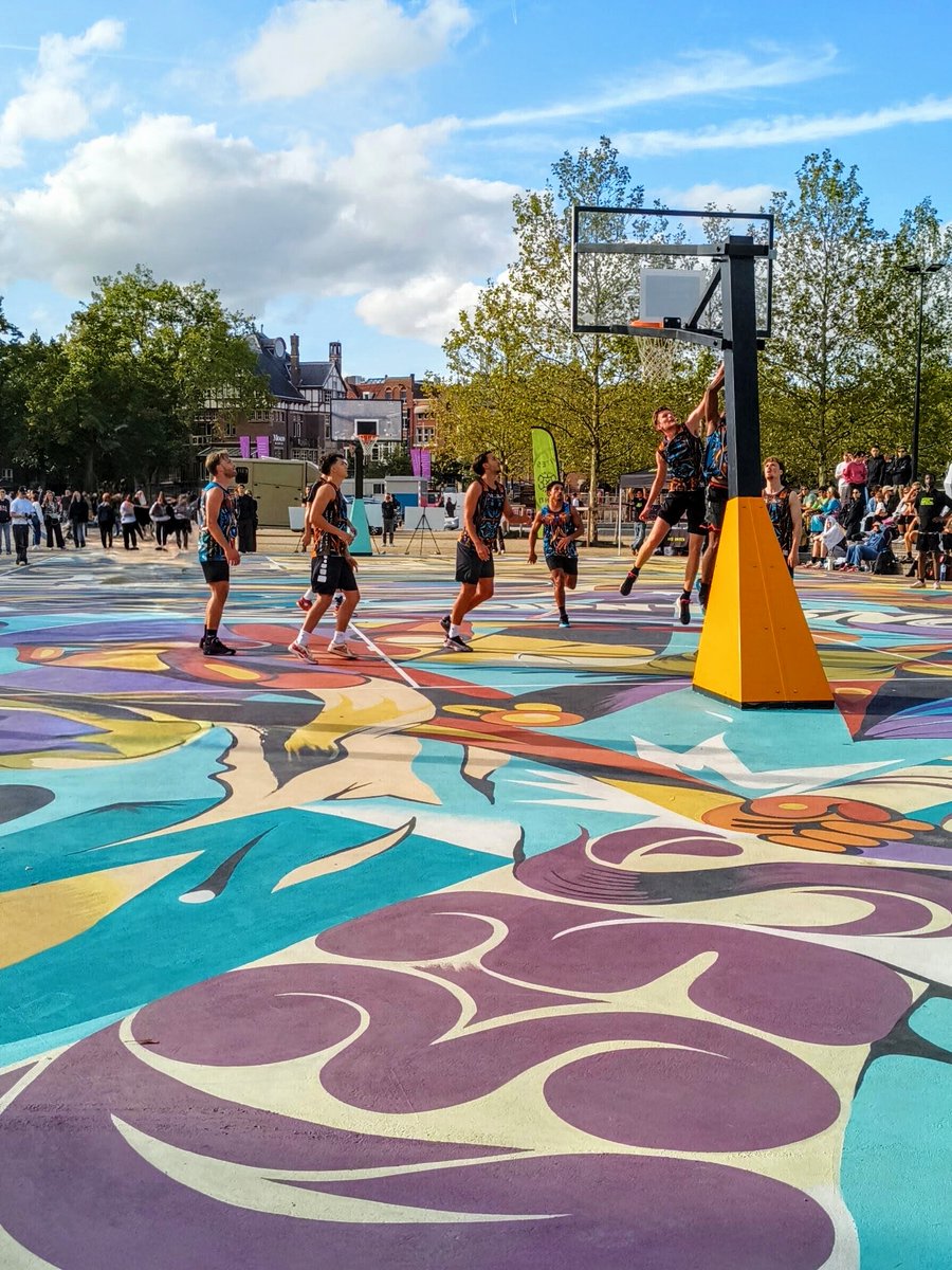DittrichBoris's tweet photo. Op het Museumplein in Amsterdam is het basketball veld heropend met een prachtige nieuwe vloer. Kunst in de openbare ruimte. https://t.co/AJvDcI5pQU