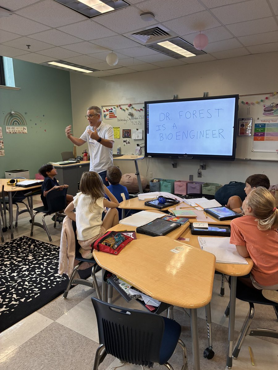 AhYoungah76's tweet photo. We love our parent experts! Thx to Dr. Forest, a bioengineer at @gatechengineers  for speaking to VHE 2nd graders about how the brain works. 🧠 @TerryHarness @DocSTEM @LauraDostie @APS_VHE @VHEPTO #steam https://t.co/WtRUP9jvAr