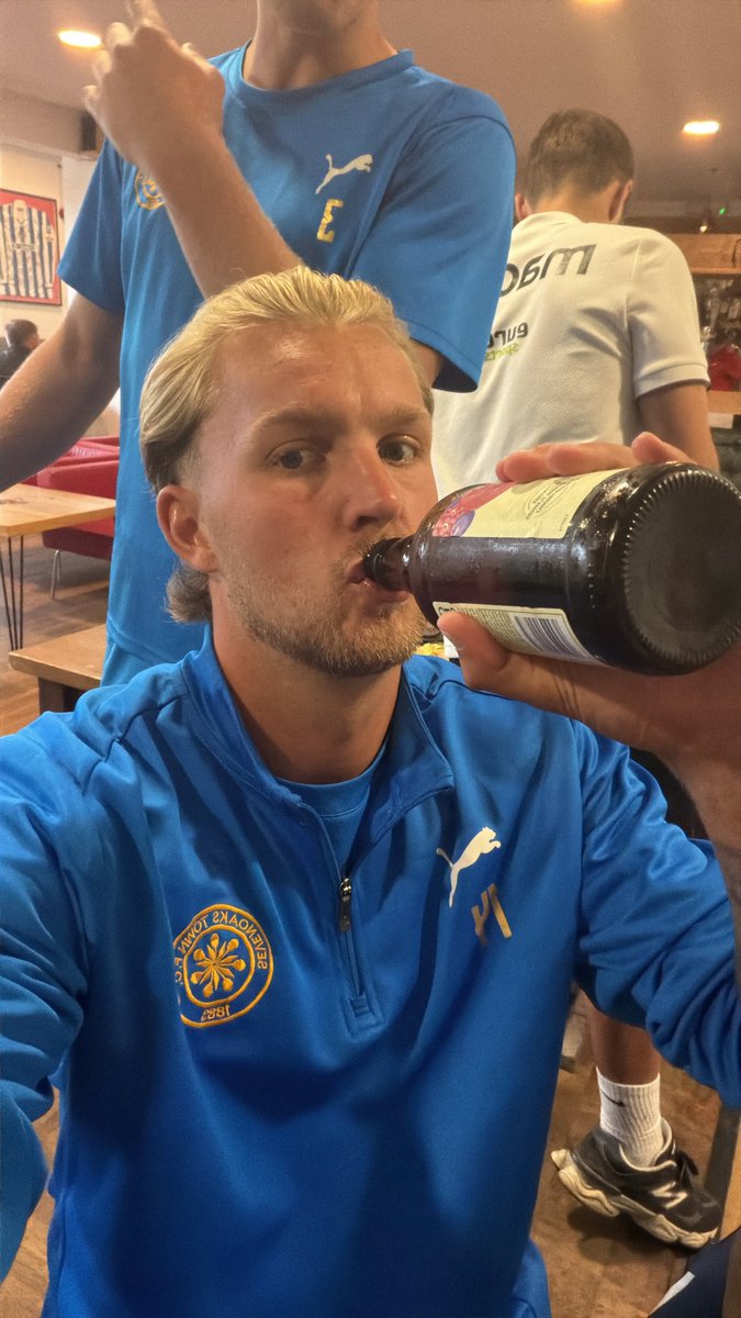 iamjamesjeffrey's tweet photo. Won the league in the bar 🍺 😍 https://t.co/hUGnOsIFT5