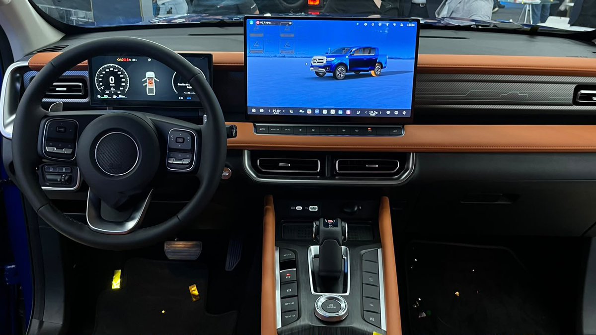 AutosyMas's tweet photo. @gwm_mexico anunció la nueva generación de la #GWMP300,  con faros LED, rines de aluminio de 18”, kit de oscurecimiento, asientos de cuero calefactables pantalla de 15.6” con Apple CarPlay y Android Auto.
Disponible desde $469,900 hasta $854,900
#GWMP300 @GWM_Mexico https://t.co/lpcpsKA87P